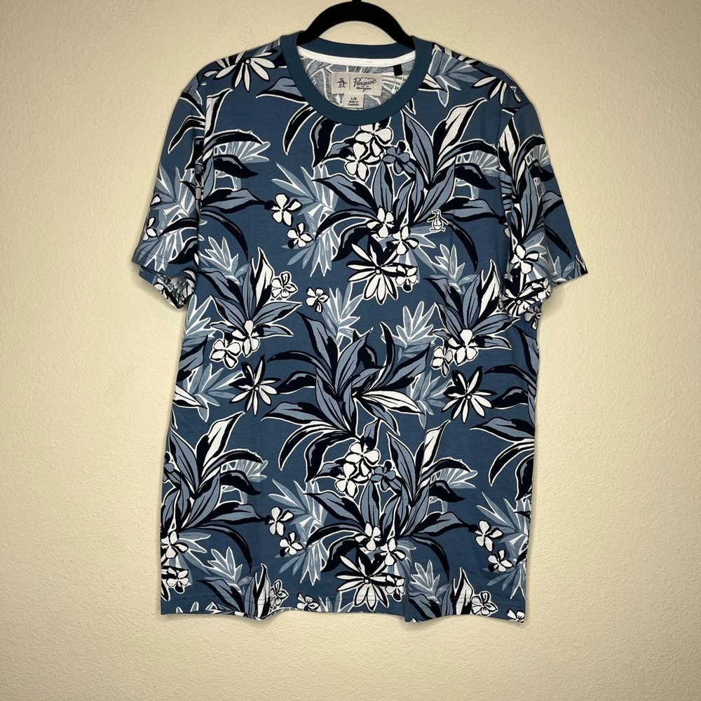 Penguin Men’s pull over crew neck shirt Large short sleeve in floral blue NWT